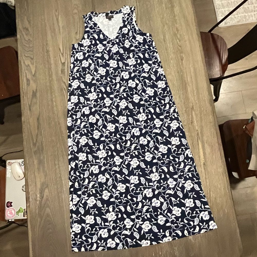 NWOT J. Jill Wearever Collection Dress Floral V-neck Sleeveless Navy & White S
